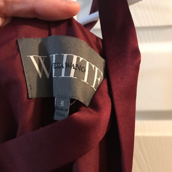 Vera Wang V Neck Crepe Gown with open back - Picture 3 of 5